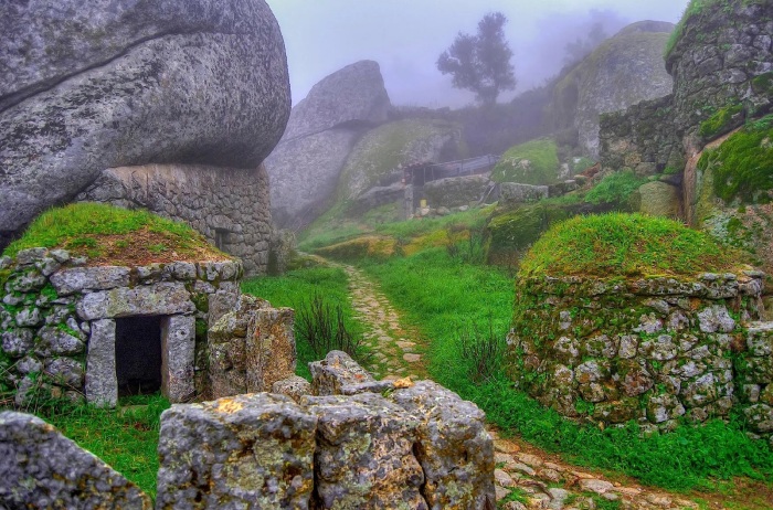 Причудливое селение, затерянное среди гранитных валунов (Монсанто, Португалия). | Фото: juliedawnfox.com.