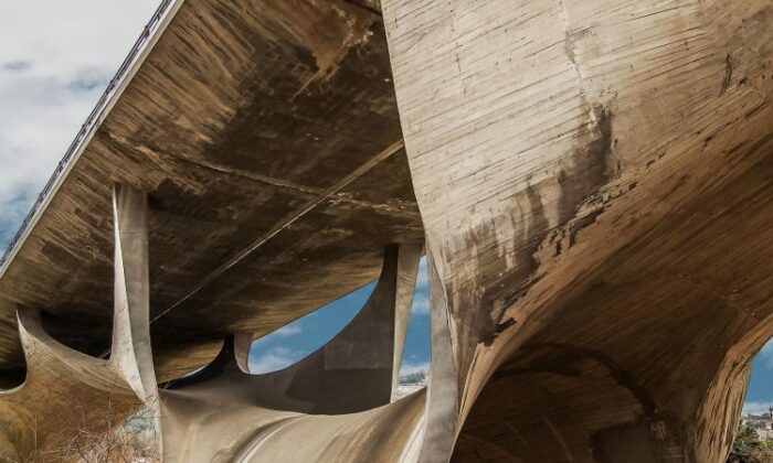Железобетонная мембрана толщиной всего лишь 30 см стала основой конструкции сюрреалистичного моста, спроектированного Серджио Мусмечи (Musmeci Bridge, Италия). | Фото: loc.getarchive.net.