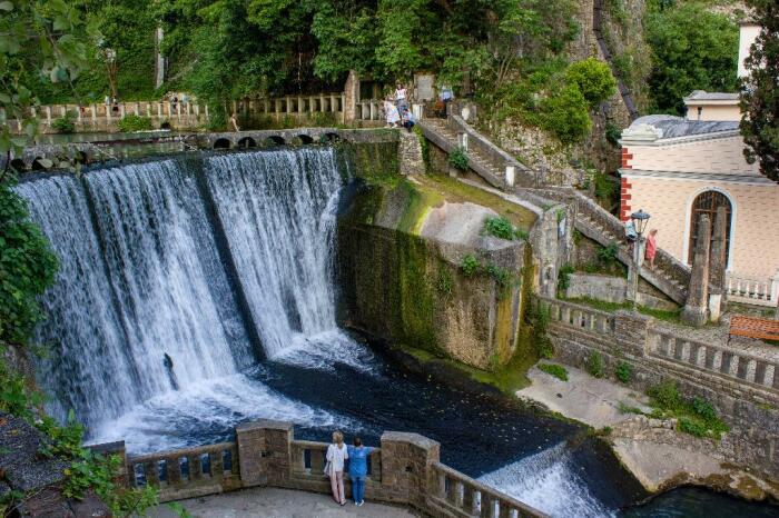 Новоафонский водопад – самая популярная достопримечательность Абхазии. | Фото: waterfal.ru.