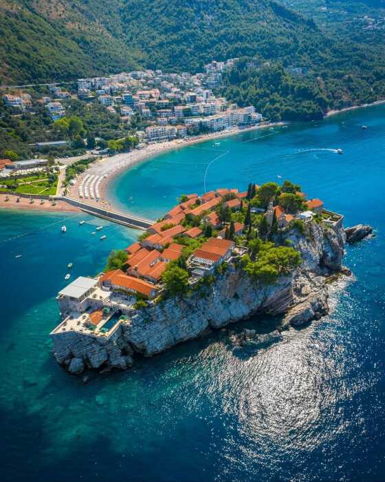 Площадь острова Sveti Stefan составляет 1,64 кв. км. | Фото: balkanincoming.com.