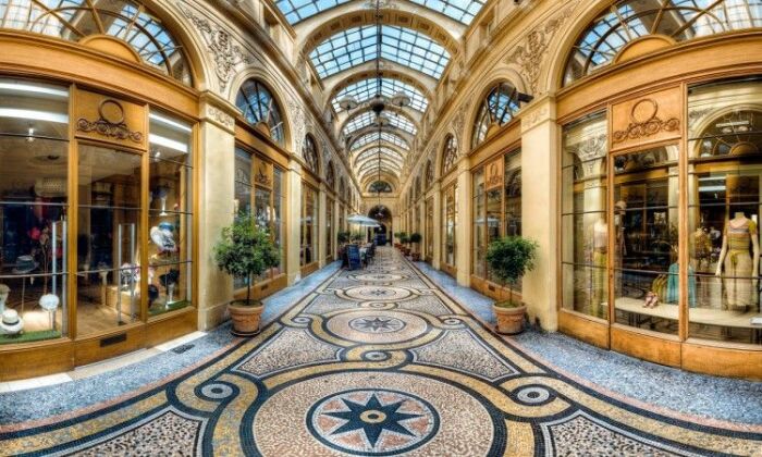 На первом этаже, как и прежде, находятся бутики и кафетерии (Palais Royal, Париж). | Фото: snippetsofparis.com.
