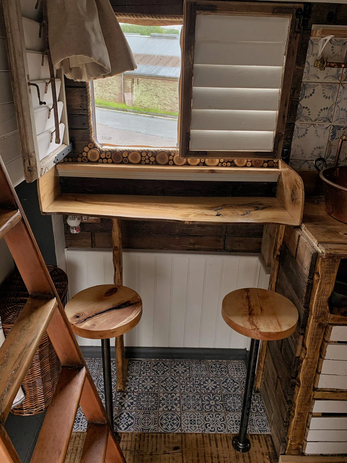 Миниатюрная обеденная зона у окна. | Фото: carswellholidays.com.