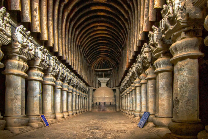 В одной из пещер храмового комплекса сохранилось 32 восьмигранных колонны, украшенные небольшими каменными скульптурами, орнаментами и сценами из жизни божеств (The Kondana Caves, Индия). | Фото: commons.wikimedia.org