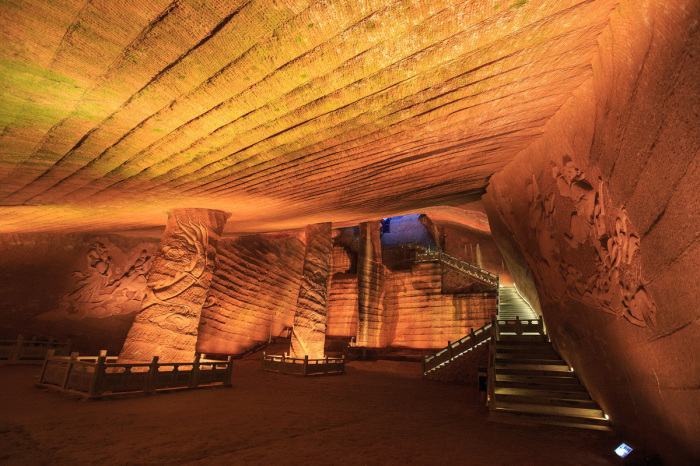 Захватывающая красота древних пещер не пострадала после того, как была откачана вода из остальных прудов (Longyou Caves, Китай). | Фото: thegypsythread.org.