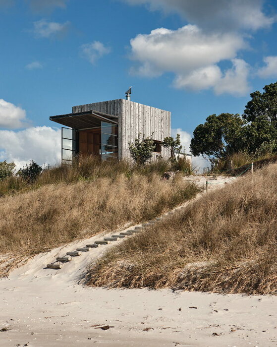 Мобильность пляжного домика – вынужденная мера, которая на руку отдыхающим, ведь для его остановки выбирают самые живописные места («Хижина на санях», Новая Зеландия). | Фото: teenyabode.com.