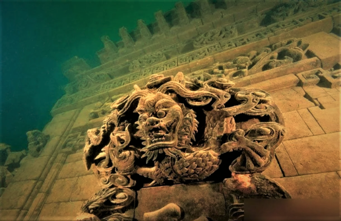 Затопленную достопримечательность окружает каменная стена, на которой можно увидеть загадочные барельефы (Shi Chen, Китай). | Фото: mapsofworld.com.