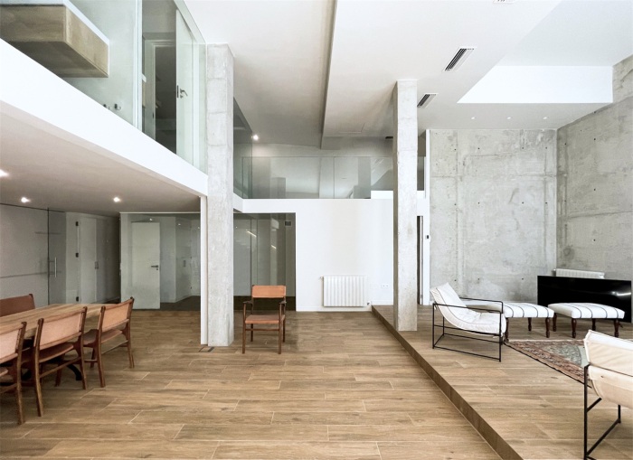 Пятиметровой высоты потолки позволили разгуляться фантазии и значительно увеличили функциональность пространства Bodega Vespucci Loft (Испания). | Фото: frame-architects.com.
