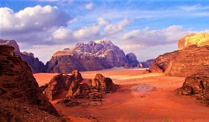 Сюрреалистичные пейзажи пустыни Вади-Рам, также известной как Лунная долина, больше похожи на инопланетный ландшафт Wadi (Иордания). | Фото: insidearabia.com.