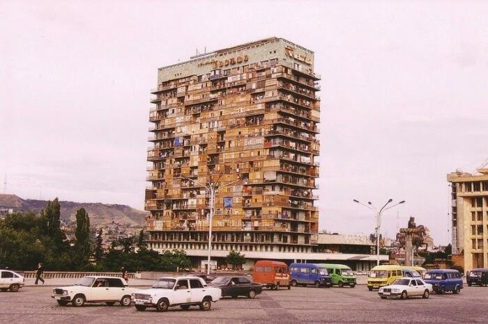 Жуткого цвета фасад, частично забитые фанерой балконы, веревки с бельем – все это 10 лет «украшало» центр Тбилиси («Иверия, Грузия). | Фото: bigpicture.ru.