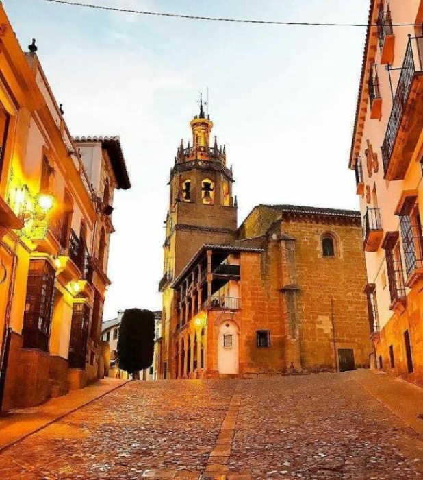 Центральная улица, ведущая к исторической площади Duquesa-de-Parcent (Ронда, Испания). | Фото: andrevicentegoncalves.com.