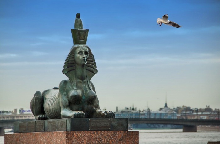 В 1995 году на набережной Робеспьера появились самые последние петербургские сфинксы и служат они памятником жертвам политических репрессий сталинской эпохи. | Фото:  topbloger.livejournal.com.
