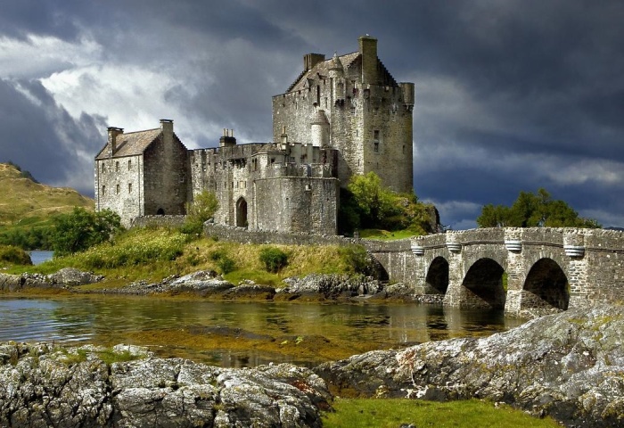 Замок Каудор хранит немало захватывающих историй, а вот убийства в нем никто не совершал (Шотландия). | Фото: greatbritishgardens.co.uk.