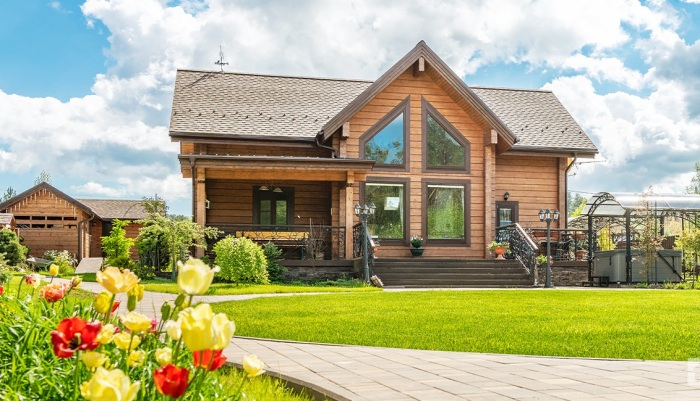 Современный деревянный дом выглядит и привлекательным, и надежным. | Фото:  holz-house.ru.
