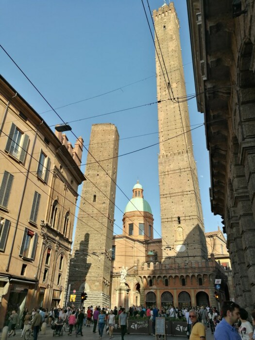 Массивное основание башен стало залогом их долговечности (Болонья, Италия). | Фото: masterok.livejournal.com.