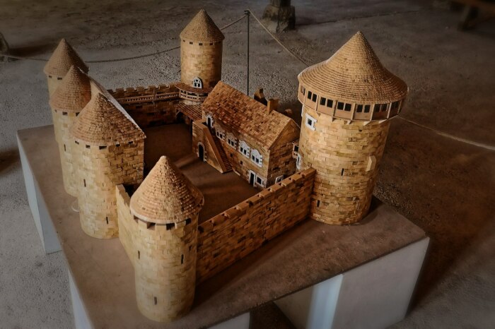 Вот так современные архитекторы и историки представляют средневековый замок, который решили построить по давним технологиям (макет Guedelon Castle). | Фото: vsegda-tvoj.livejournal.com.
