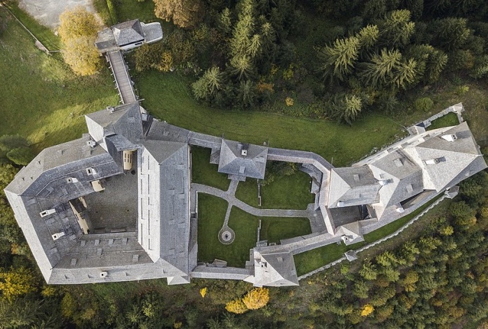  Одну из самых таинственных крепостей Австрии часто называют «Замком ведьм» (Schloss Moosham с высоты птичьего полета). | Фото: haus-macheiner.com.