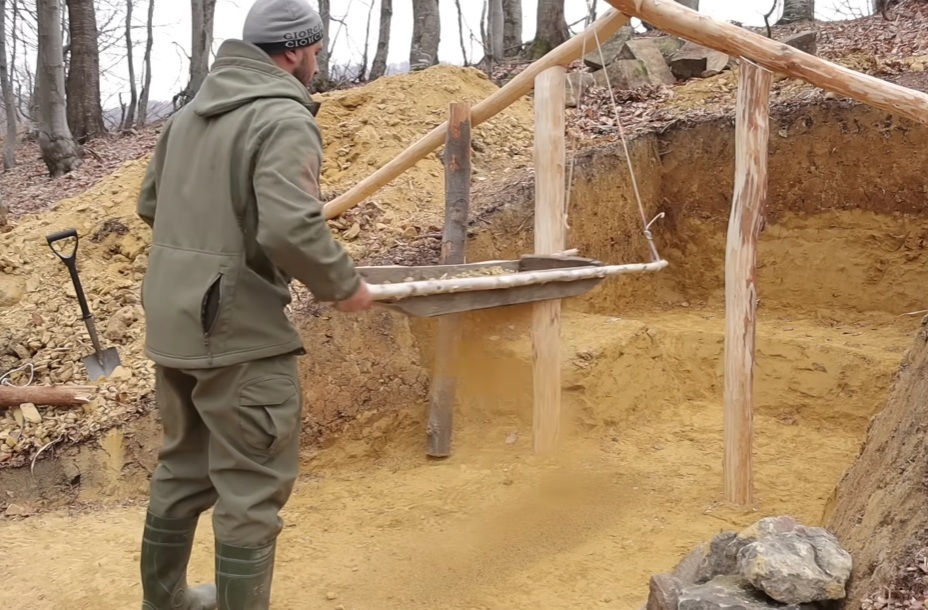 В ход шла глина из вырытой ямы. В ход шла глина из вырытой ямы.