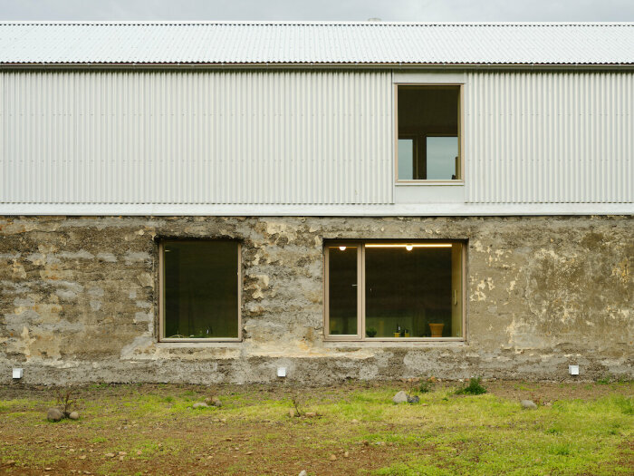 Руины бетонного сарая стали фундаментом для загородной резиденции (Студия художника Хлодуберга, Исландия). | Фото: archdaily.com.