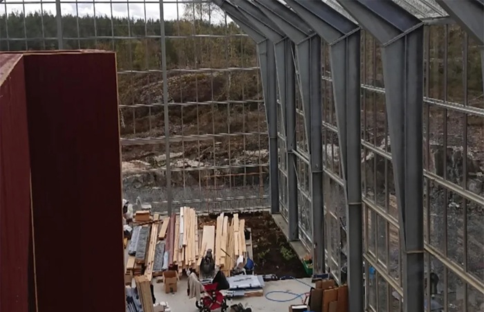 Теплицу возводили вокруг дома.