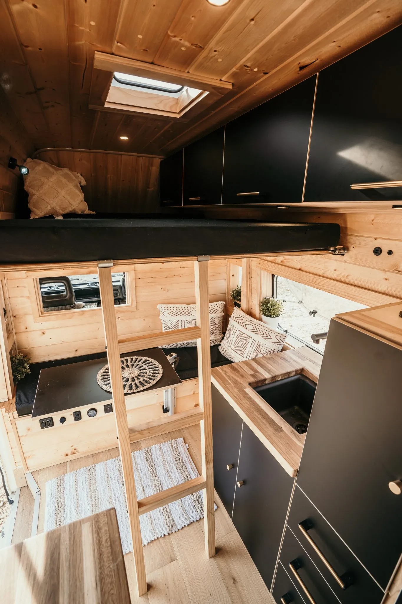 Спальня на лофтовом уровне. | Фото: bringatrailer.com. Спальня на лофтовом уровне. | Фото: bringatrailer.com.