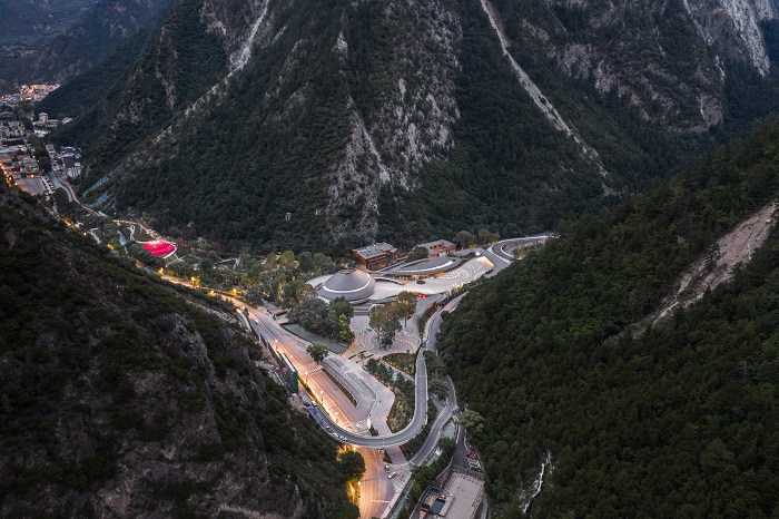 Новая туристическая структура площадью 30 тыс. кв. метров органично вписывается в природный ландшафт уникальной долины Цзючжай (Jiuzhai Valley Visitor Center, Китай). | Фото: archdaily.com.