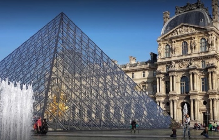 Для остекления пирамиды использовалось инновационное стекло, не имеющее оттенка («Великая пирамида» Лувра, Париж). | Фото: uatraveller.com.