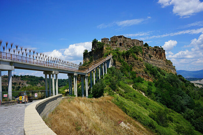 В скальный город можно попасть лишь по пешеходному мосту, что усложняет восстановительные работы (Чивита-ди-Баньореджо, Италия). <br>| Фото:Leinwandbilder - myloview.de.