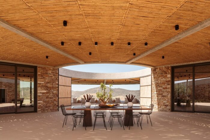 Летняя терраса под одной крышей может служить столовой, зоной отдыха, кинотеатром и площадкой для барбекю (Cronus, Греция). | Фото: thespaces.com.