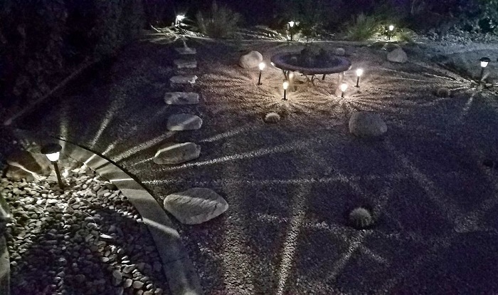 Внешне скромный дворик в ночное время превращается в сказочное пространство, освещенное сотнями лучиков света (So Cal, Калифорния). | Фото: pinterest.at/ © Tiffany.