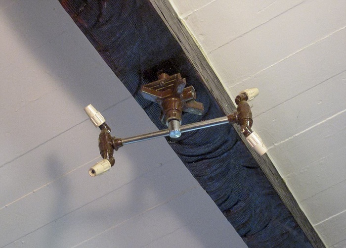 Вращающиеся разбрызгиватели, вмонтированные в потолок.