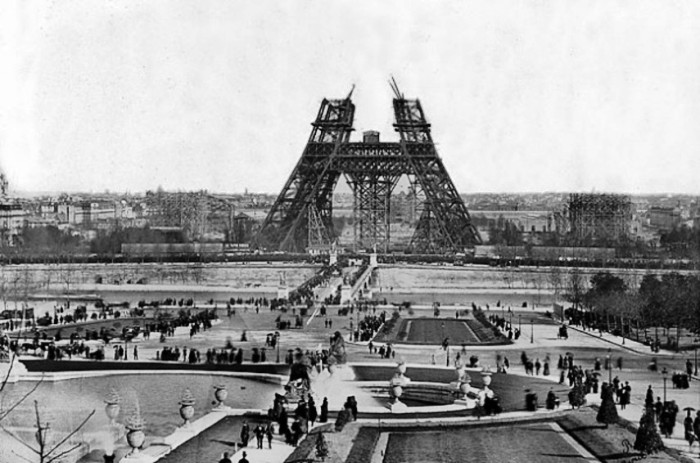 Начало стройки Эйфелевой башни в Париже (1889 г.).