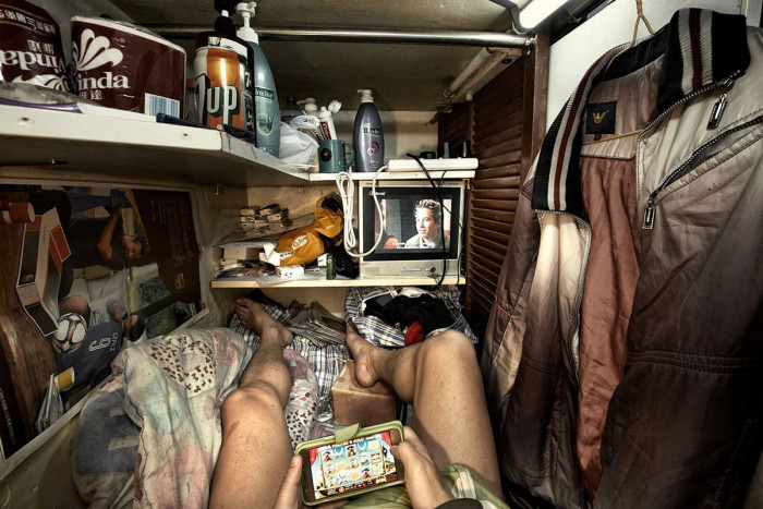 Каждый жилец таких «апартаментов» обустраивается как может («coffin homes», Гонконг). | Фото: cameralabs.org/ © Benny Lam.