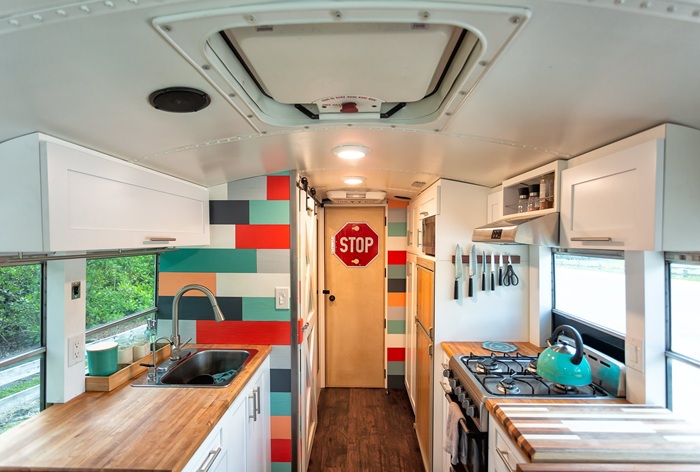 Кухня получилась просторной и функциональной.