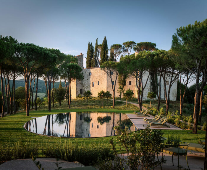 На территории поместья было высажено более 20 тыс. деревьев, чтобы создать идиллическую атмосферу умиротворения (Castello Di Reschio Hotel, Италия). | Фото: vsegda-tvoj.livejournal.com.