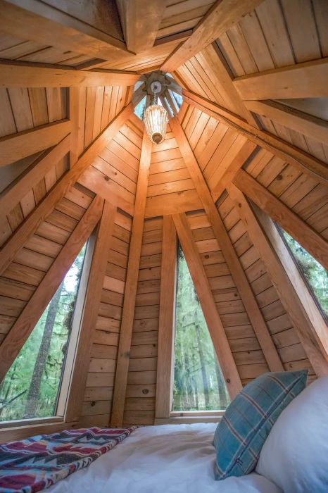В спальне под высокой шатровой крышей создана романтическая обстановка (Diamond Cabin, США). | Фото: realestate.com.au.