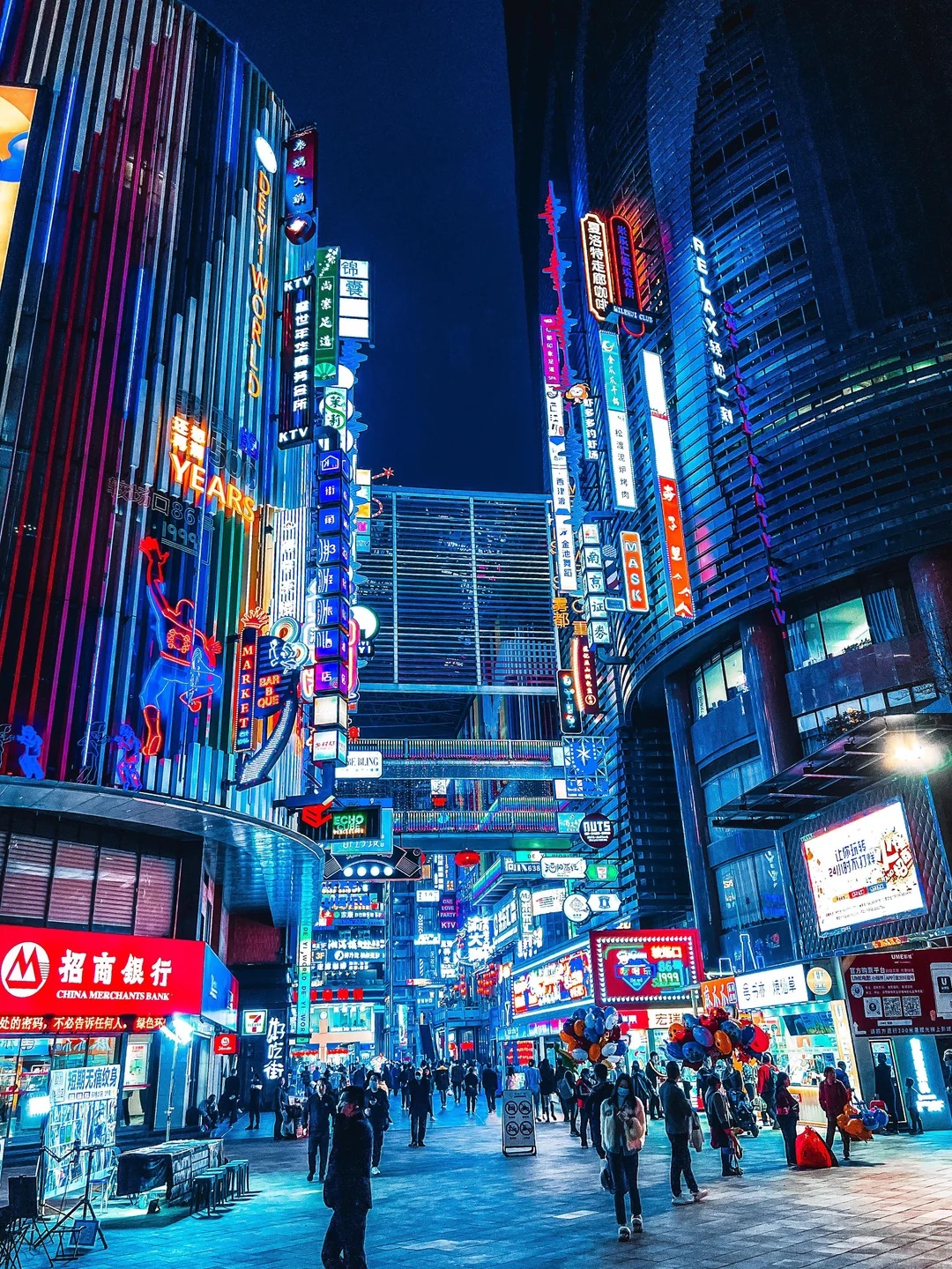 Цзефанбэй — торговый район, ослепительно сверкающий с наступлением темноты. Цзефанбэй — торговый район, ослепительно сверкающий с наступлением темноты.