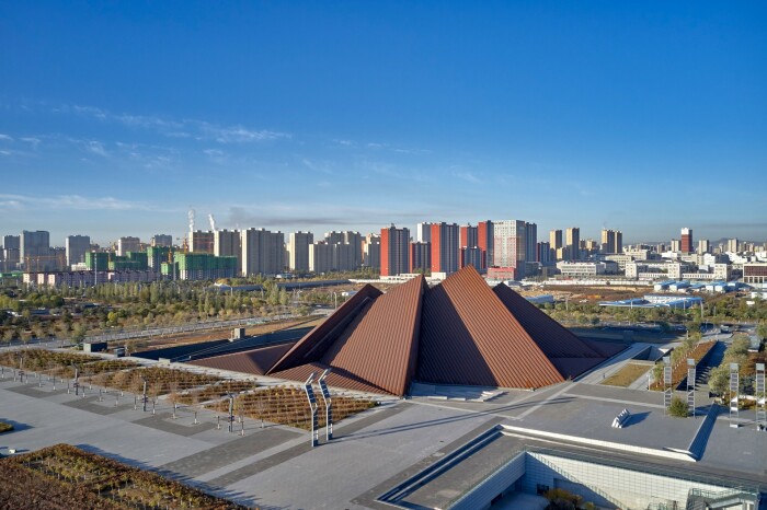 Четыре пирамидальной формы крыши напоминают крутые склоны гор (The Datong Art Museum, Китай). | Фото: archdaily.com.