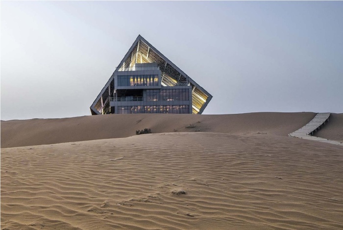 Форма туристического центра напоминает огромную шкатулку, частично занесенную песками (Desert Galaxy, Zhongwei). | Фото: world-architects.com.