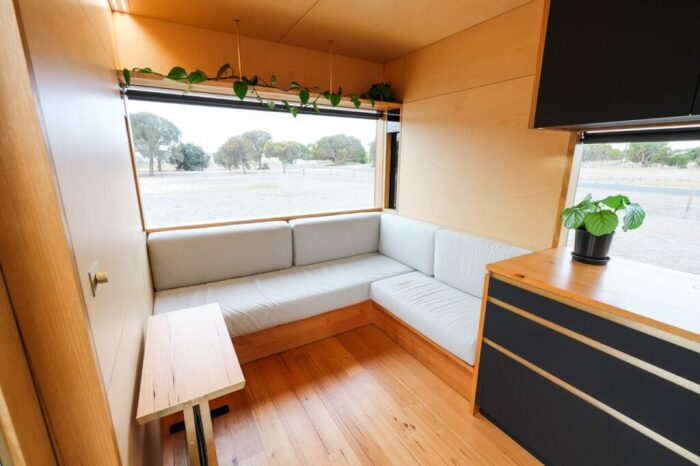 Уютная гостиная в мобильном доме. | Фото: autoevolution.com.