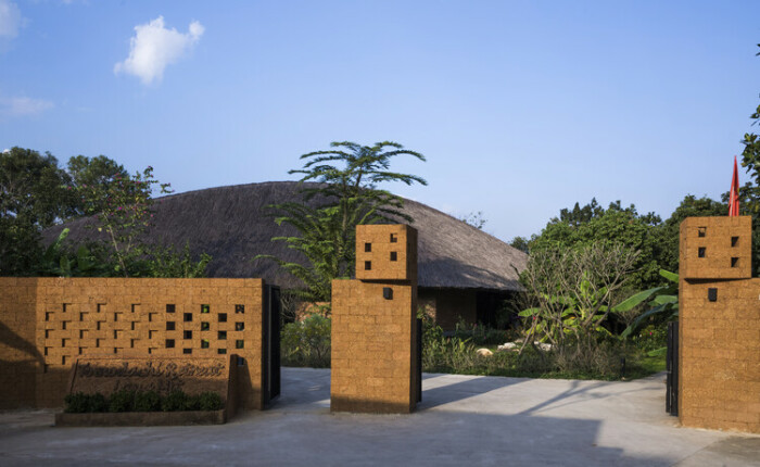 Главным строительным материалом был сырцовый кирпич, который изготавливали из местных природных компонентов (Mr. Hung’s house, Вьетнам). | Фото: designboom.com.