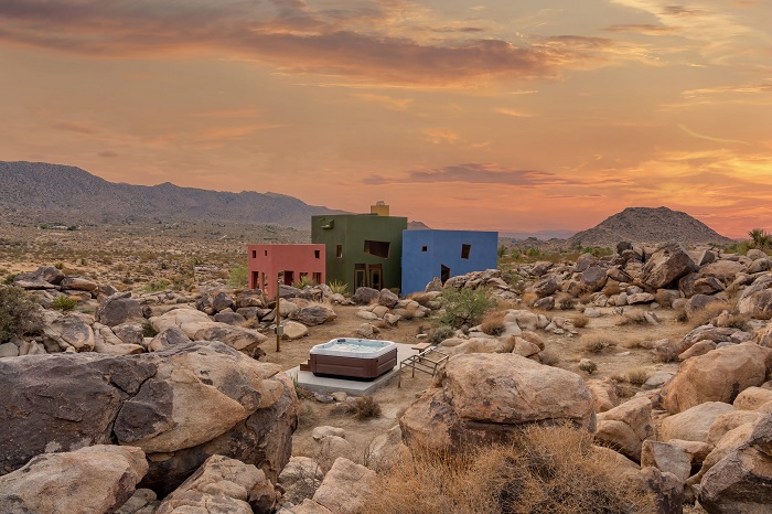 Загородная резиденция, больше напоминающая разбросанные кубики, эффектно дополняет «лунный пейзаж» калифорнийской пустыни (The Monument House, США). | Фото: littlestourbooks.com.