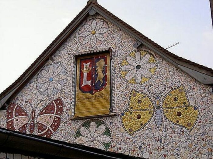 Очаровательные бабочки и огромные цветы украшают каждый сантиметр фасада (La Maison Cassée Vaisselle, Франция). | Фото: svobodnazona.com.