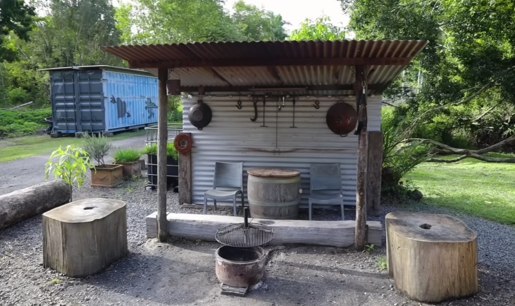 Ванная комната и туалет оборудованы в отдельном строении. Ванная комната и туалет оборудованы в отдельном строении.