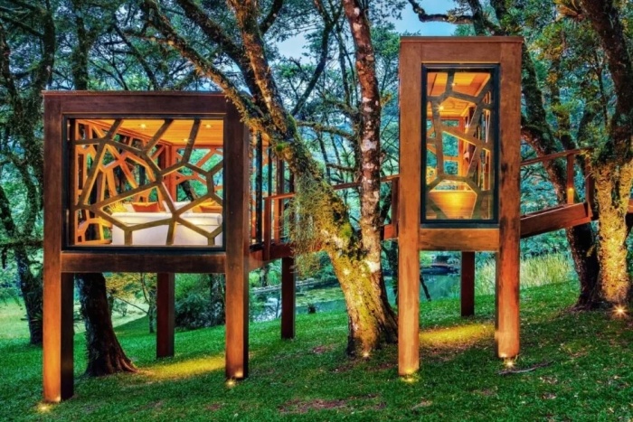 «Игровая вселенная» состоит из двух структур, собранных из массивного клееного бруса (TREE HOUSE, Бразилия). | Фото: studiomemm.com.