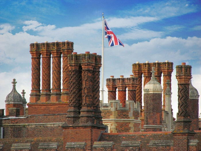 Декоративные тюдоровские дымоходы – одна из самых эффектных деталей дворца Хэмптон-Корт (Великобритания). | Фото: blog.functionfixers.co.uk.