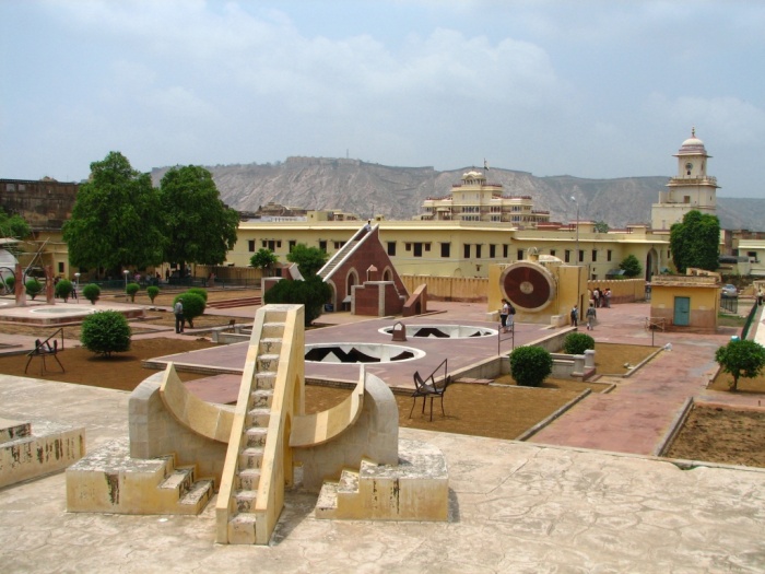 Обсерватория во все времена считалась священным местом, ведь пользоваться огромными астрономическими приборами могли лишь избранные жрецы, а позже ученые (Jaipur's Jantar Mantar, Индия). | Фото: puzzlegarage.com.