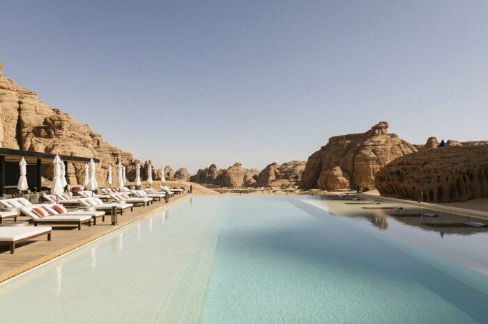 Видовой бассейн является самой популярной достопримечательностью эко-курорта Habitas AlUla среди горной пустыни (Саудовская Аравия). | Фото: blessthisstuff.com.