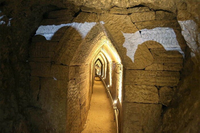 Часть туннеля, входящего в сложнейшую гидротехническую систему, открыта для посещений (туннель Эвпалиноса, Греция). | Фото: wondersofthepast.quora.com.