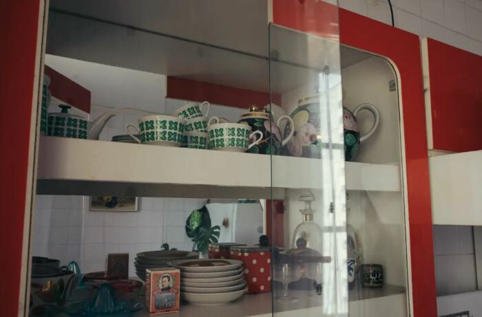 Кухонный шкаф с его винтажным содержимым стал настоящей находкой для внука. | Фото: bg.stt-kharisma.org.