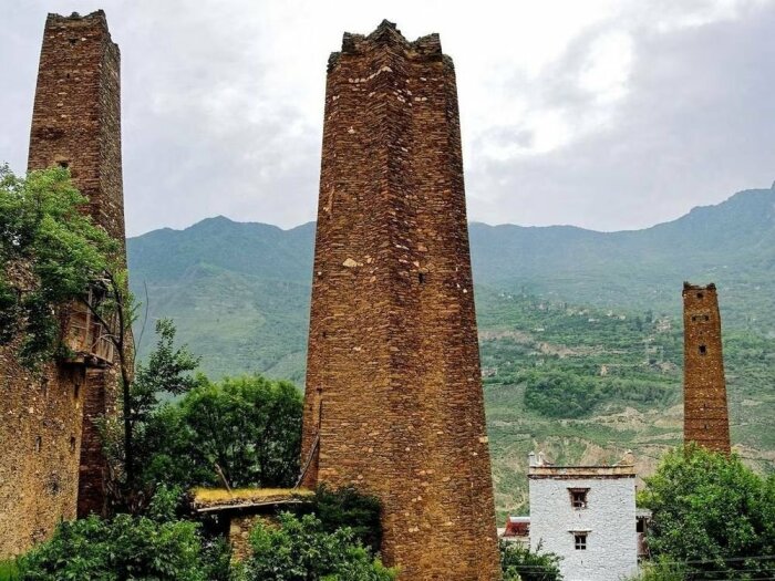 Даже местные жители точно не знают, когда и зачем в их деревни построили высоченные каменные башни (The Himalayan Towers, Китай). | Фото: trasyy.livejournal.com.